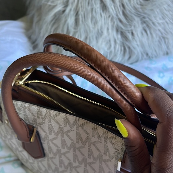 Authentic Michael Kors bag and wallet set - Picture 8 of 11